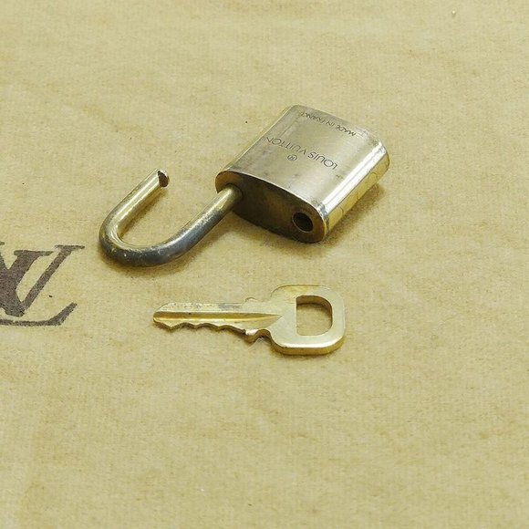 Authentic LOUIS VUITTON LV 10 SET PADLOCK KEY BAG CHARM CADENA GOLD PLATED - Picture 3 of 4